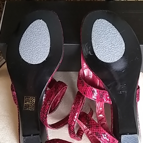 SANDALS, RED SNAKE PRINT, ANKLE/LOWER LEG WRAP 10W - Picture 4 of 8